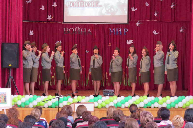 Педагоги школы №3 исполняют песню военных лет.