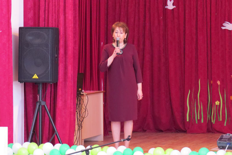 Стелла Самвеловна Аракелян, педагог русского языка, организатор выступлений.