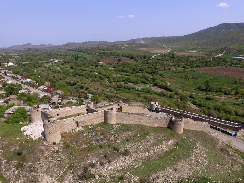 Аскеранская крепость и окрестности райцентра. Снято с дрона. Фото предоставил Арамаис Маргарян.