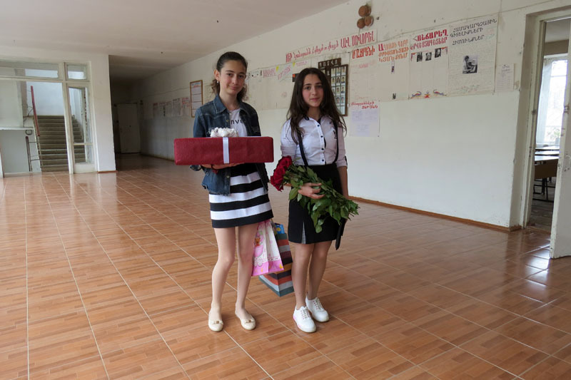 Ученицы шолы Алиса Айриян (слева) и Алёна Саркисян.