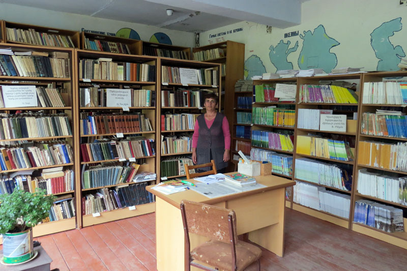 Заведующая школьной библиотекой Нелли Калашян. Фонд библиотеки составляет свыше 3000 книг.