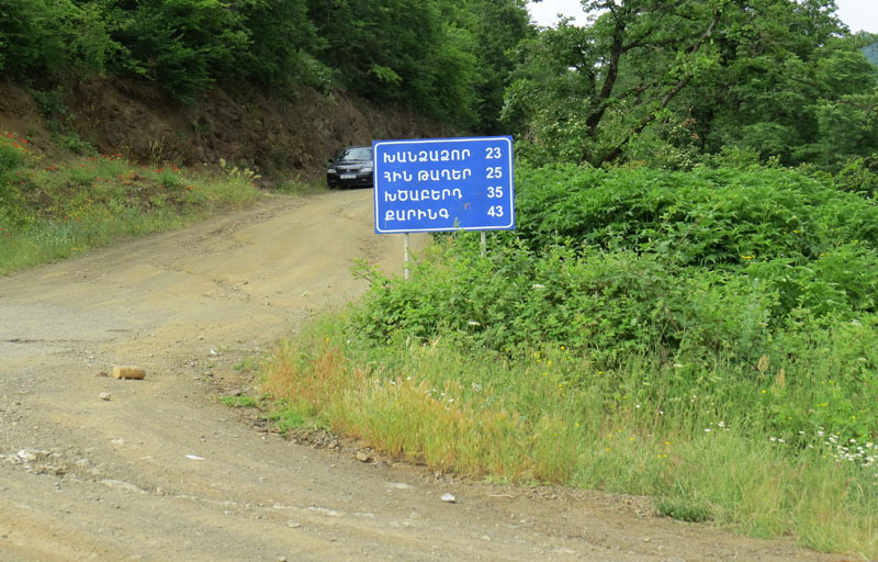 Указатель на перекрёстке показал, что до Хцаберда 35 километров.