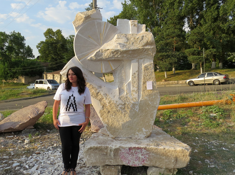 Майя Авакян со своей работой "Золотой диск".