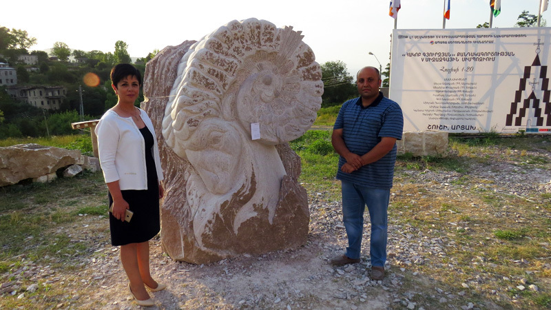 Исаак Апреян (Армения) и министр культуры НКР рядом со своей работой 