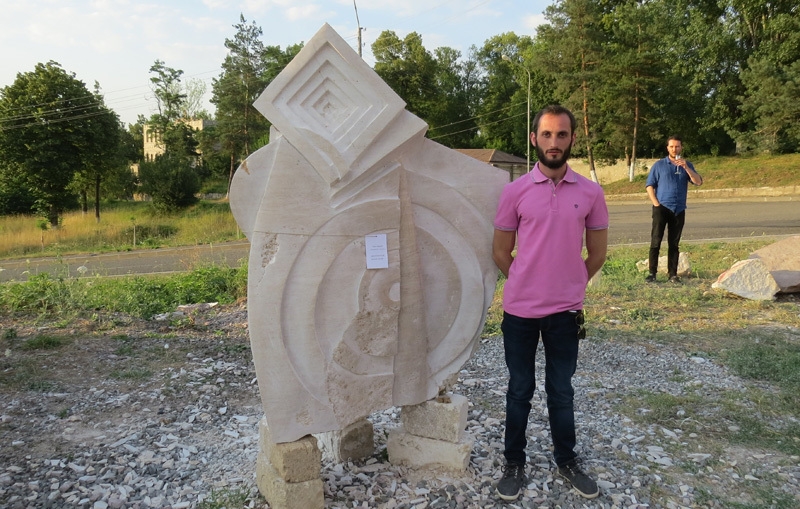 Ашот Ерицян (Армения) рядом со своей работой "Нарушенное правило".