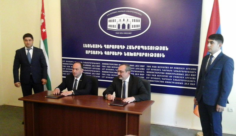 Министры внешнеполитических ведомств НКР Карен Мизоян (справа) и Республики Абхазия Даур Кове.