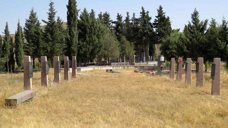 Могилы Ашанцам, погибшим в Карабахской войне.
