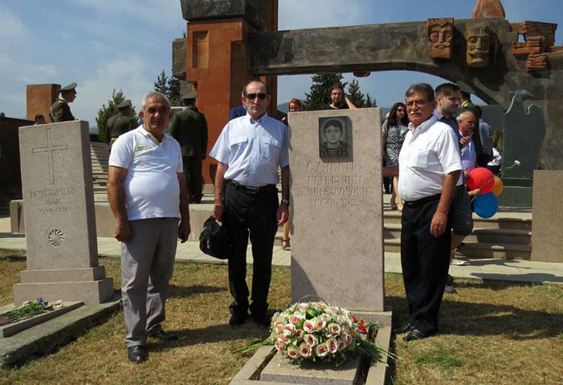 Михаил Сулькис приехал из Израиля в Степанакерт на День Независимости. У могилы своего младшего брата Сулькиса Геннадия Элям-Ароновича, погибшего в Карабахской войне.