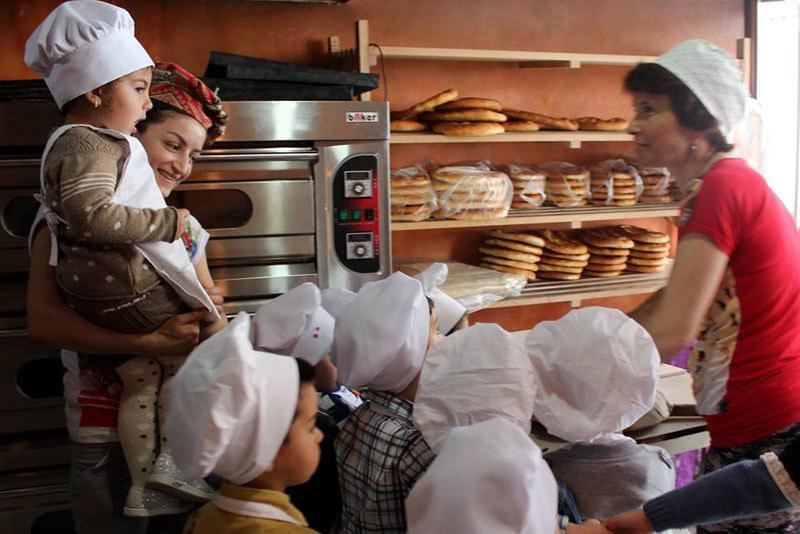 Детишки в пекарне.