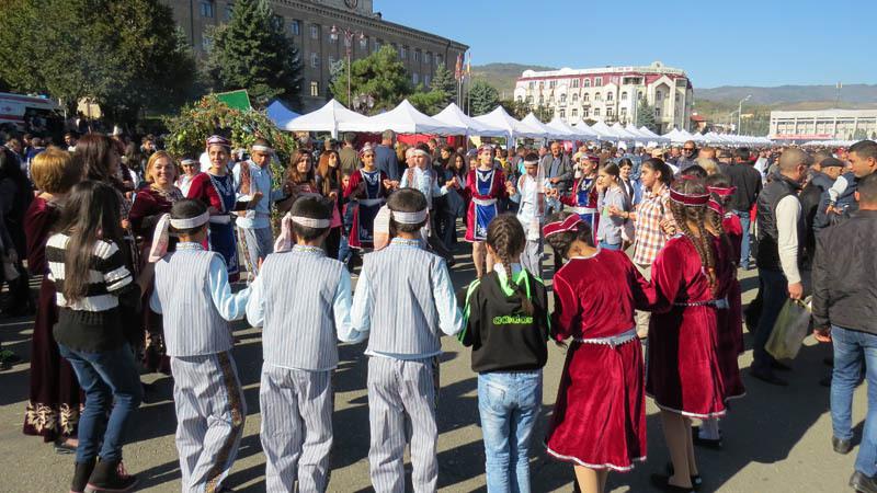 Парни и девушки исполняют армянский национальный танец.