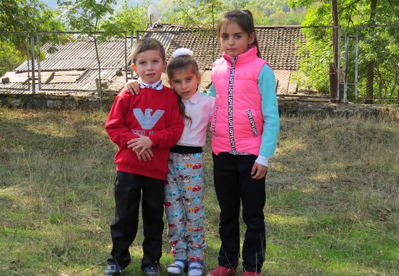 Малыши-школьники, слева на право первоклашки Айк, Назели и ученица третьего класса Мария.