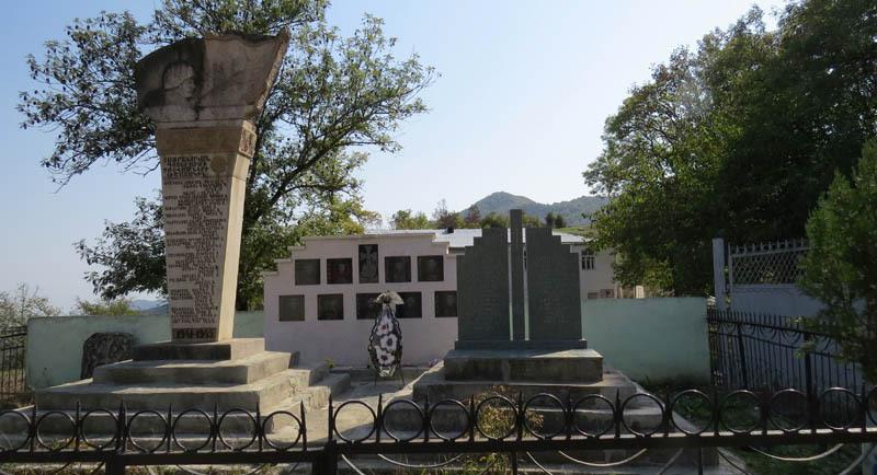 Памятник жителям села Мохренес, погибших во время Великой Отечественной (1941-1945 гг.) и карабахской войнах.