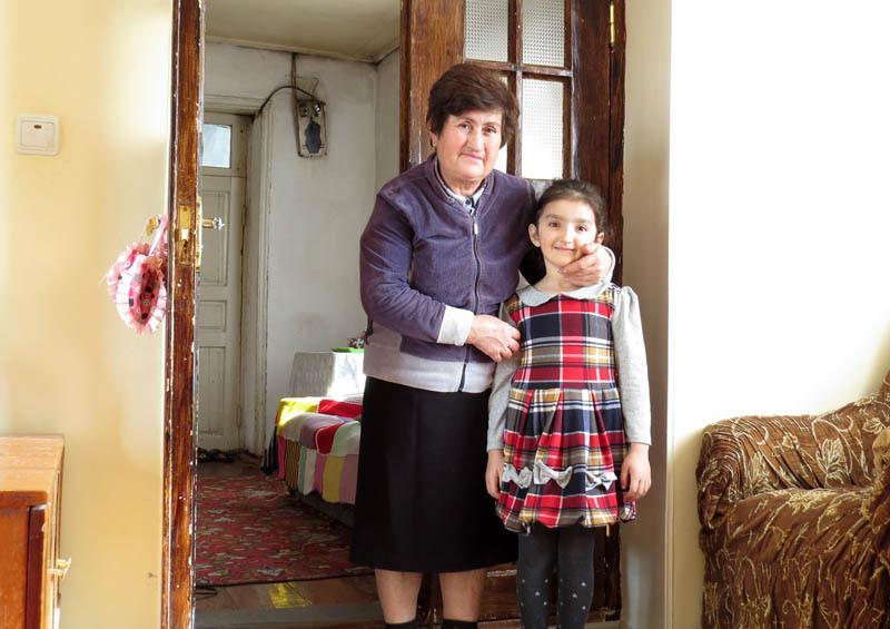 Аида с внучкой Миленой, пришедшей с занятий из школы.