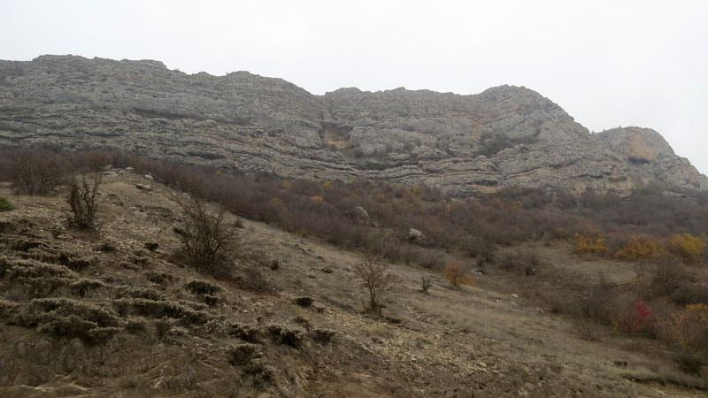 Село Каринтак находится под этой грядой скал