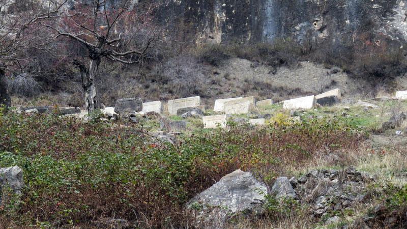  Старинное кладбище села Унот. Приближено зумом.