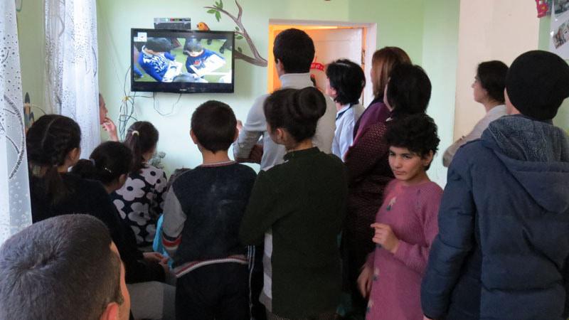 По Арцахскому телевидению показывают детей дома-интерната.