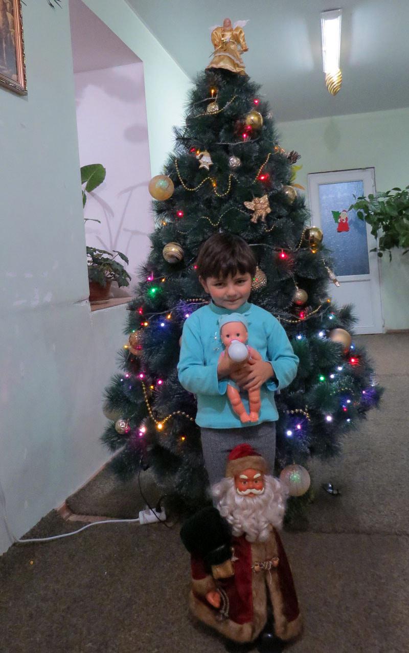 Таечка захотела сфотографироваться отдельно у ёлки с любимой куклой и Дедом Морозом.