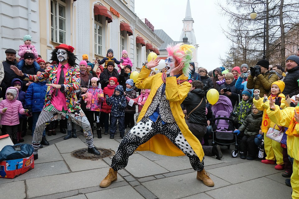 Марш клоунов. Уличный клоун. Парад клоунов. Шествие клоунов. Клоунский марш.