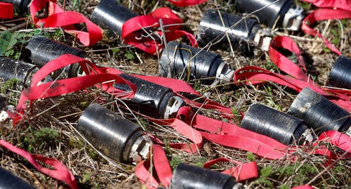 Неразорвавшиеся кассетные бомбы, собранные после обстрелов, на окраине Степанакерта. Фото: REUTERS/Stringer