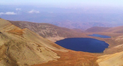 Черное озеро в Сюникской области Армении. Фото: Albero https://ru.wikipedia.org/